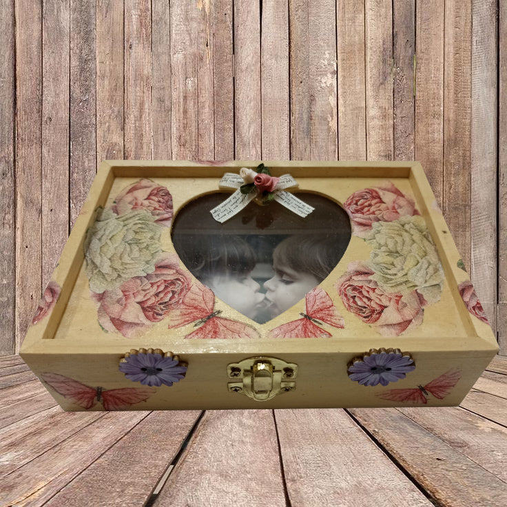 Holzbox mit Herzausschnitt
