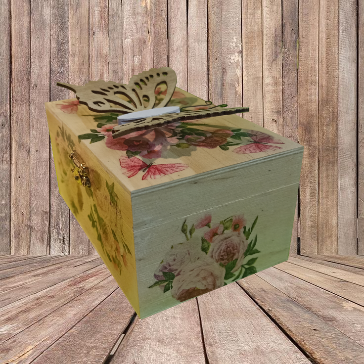 Holzbox mit Schmetterling